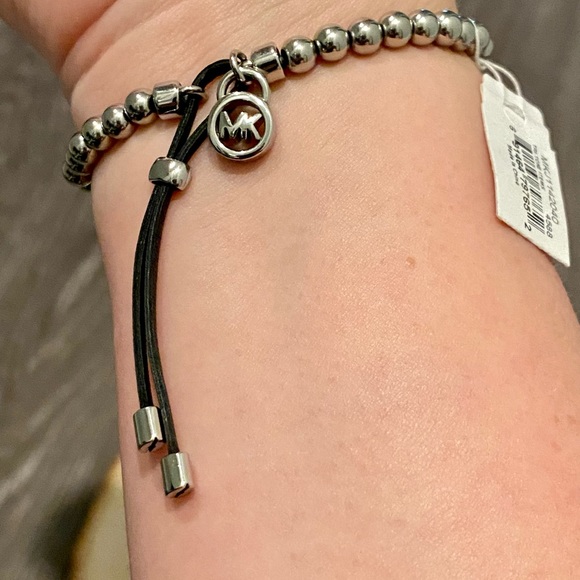 🪴HP🪴 Michael Kors Silver Beaded Stretch Bracelet with MK Logo Padlock NWT - Picture 4 of 7